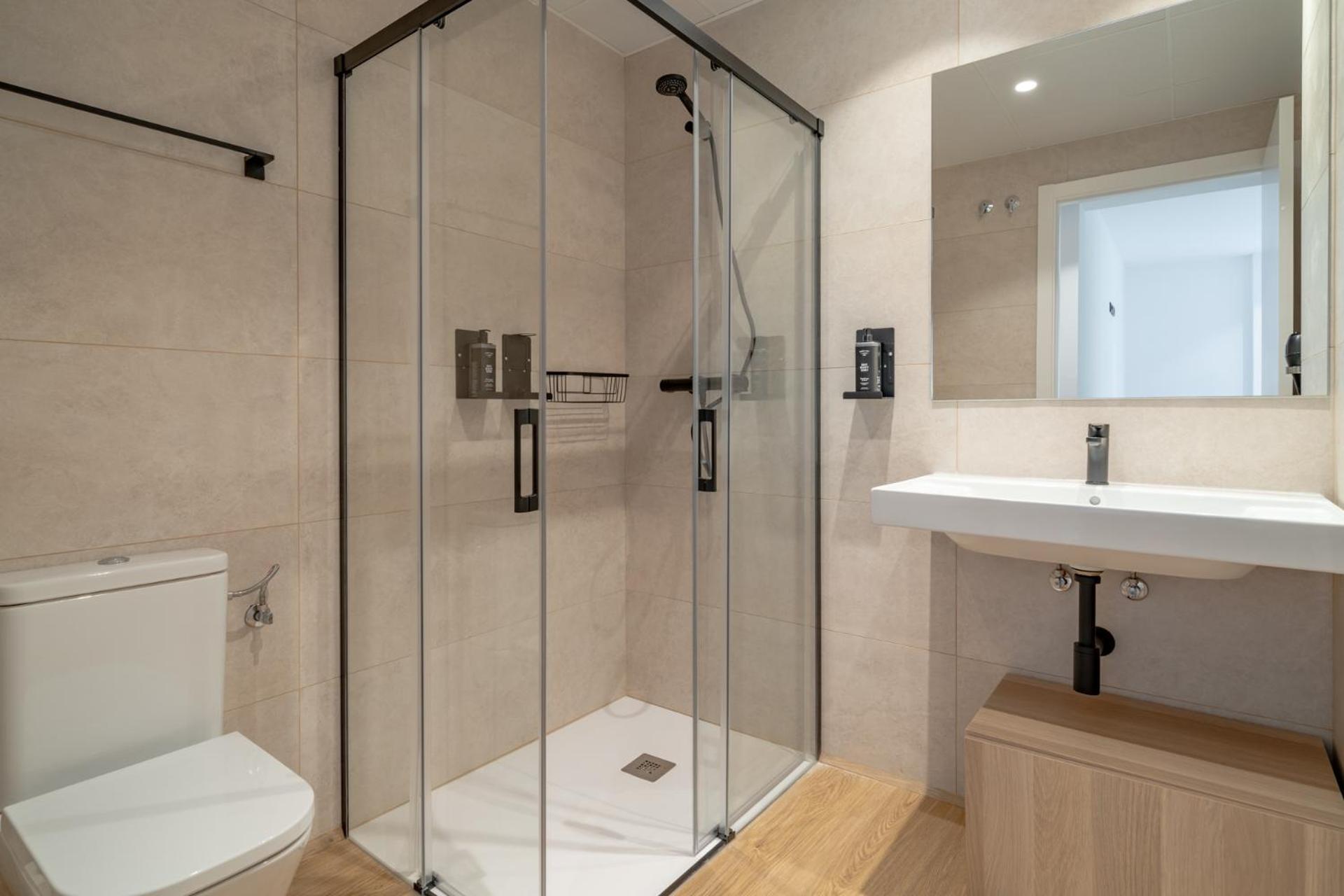 Limehome Barcelona Placa Pirineus L'Hospitalet de Llobregat Extérieur photo